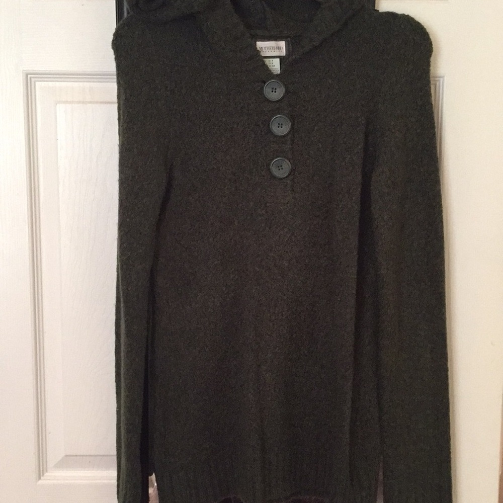Green hooded maternity sweater